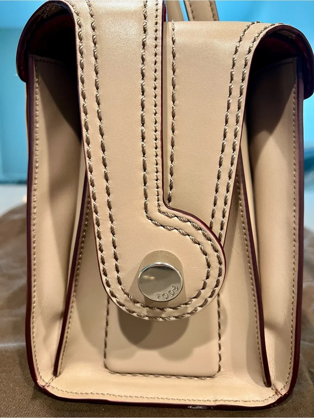 TOD'S structured satchel in delicate leather featuring contrast dark red trim